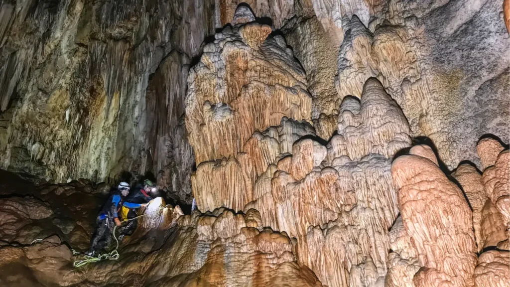 Espeleología en la Cueva del Valquero Espeleología en la Cueva del Valquero